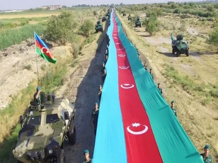 Elçin Quliyev hərbçilərlə 2 km uzunluqda olan bayrağı daşıdı – FOTO