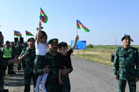 Elçin Quliyev hərbçilərlə 2 km uzunluqda olan bayrağı daşıdı – FOTO