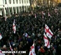 Son dəqiqə!!!  GÜRCÜSTAN QARIŞDI: Minlərlə insan meydana axışır - "Saakaşvili inqilab yaxındadır deyir" -  Fotolar