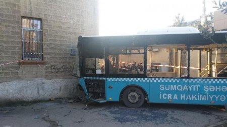 Avtobus binaya çırpıldı, yaralılar var - Azərbaycanda QORXUNC QƏZA