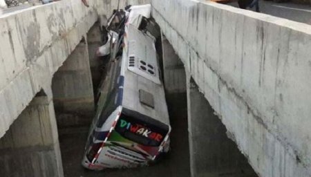 Hindistanda avtobus kanala aşdı, 29 nəfər öldü