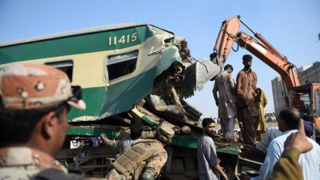 Pakistanda dəhşətli QATAR QƏZASI: 13 ölü, 67 yaralı