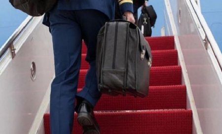 Putinin heç vaxt özündən ayırmadığı sirli çantası görənləri ŞOK ETDİ - FOTOLAR