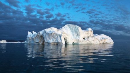 Antarktida buzlağından nəhəng aysberq ayrılıb