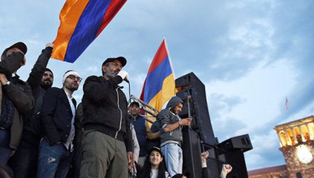 Paşinyan Ermənistan prezidenti ilə müzakirələr aparıb