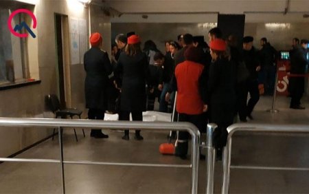 Bakı metrosunda HƏYƏCANLI ANLAR: 58 yaşlı kişi arvadının və bacısının yanında... - FOTO