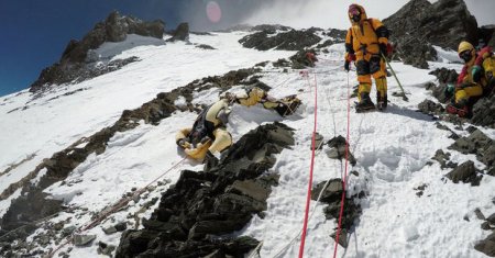Everestdə buzlaq əridi, itkin alpinistlərin meyitləri aşkarlandı