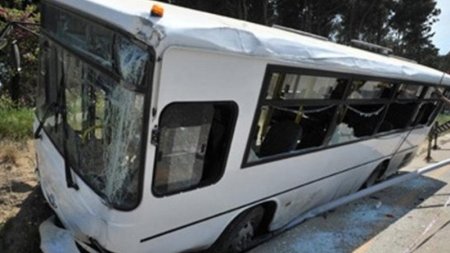 Bakıda metronun qarşısında sərnişin avtobusu dəhşətli qəza törətdi – ÖLƏN VAR