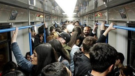 Metroda HƏYƏCANLI ANLAR - Halı pisləşənlər oldu