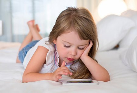 Smartfonlar uşaqlarda ciddi göz probleminə səbəb olur - ARAŞDIRMA