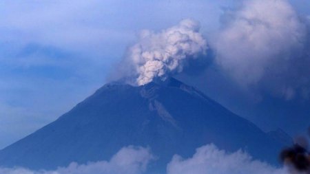 Meksikada vulkan 5 kilometr hündürlüyə kül püskürdü