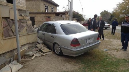Azərbaycanda inanılmaz yol qəzası - "Mercedes" hasarı dağıdıb həyətə girdi
