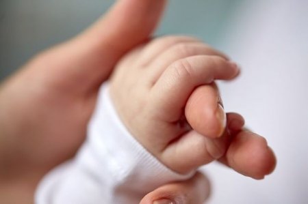 Bakıda yeni doğulan körpənin oğurlanması iddiası barədə RƏSMİ AÇIQLAMA