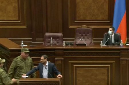 Ermənistan parlamentində qalmaqal: Deputatın qollarını burub zaldan çıxardılar