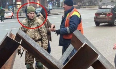 Hər kəs ŞOKDA: Putin əlində silah Kiyevdə göründü - FOTO