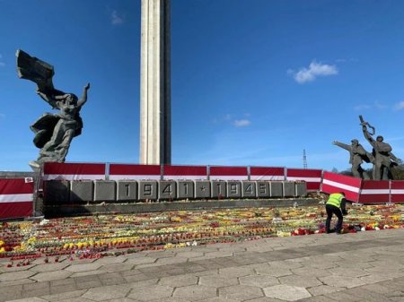 Latviya parlamenti Sovet ordusunun əsgərlərinə qoyulan abidənin sökülməsinə icazə verib - FOTO