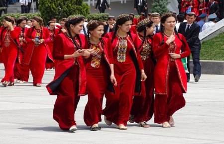 Türkmənistanda qadınlara İNANILMAZ QADAĞALAR