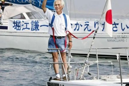 83 yaşlı yaponiyalı Sakit okeanı təkbaşına üzərək keçdi
