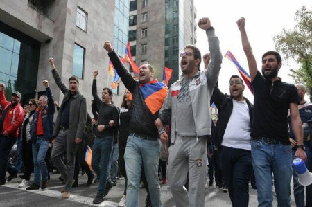 İrəvanda aksiya: etirazçılar Ermənistanın KTMT-dən çıxmasını tələb edir
