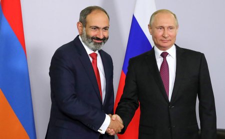 Putin və Paşinyan üçtərəfli razılaşmaların həyata keçirilməsini müzakirə etdi