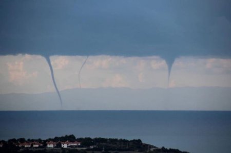İzmirdə eyni anda 8 tornado: Əhali qorxuya düşdü - FOTO