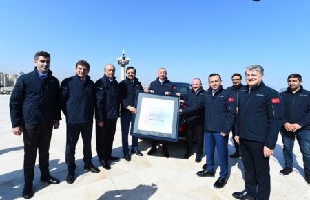 Türkiyənin ilk yerli elektromobili “Togg” İlham Əliyevə təqdim olundu - FOTO